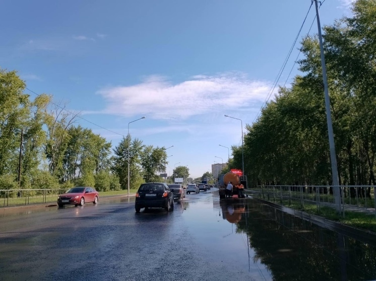 В Тюмени устраняют последствия сильного ливня и ветра