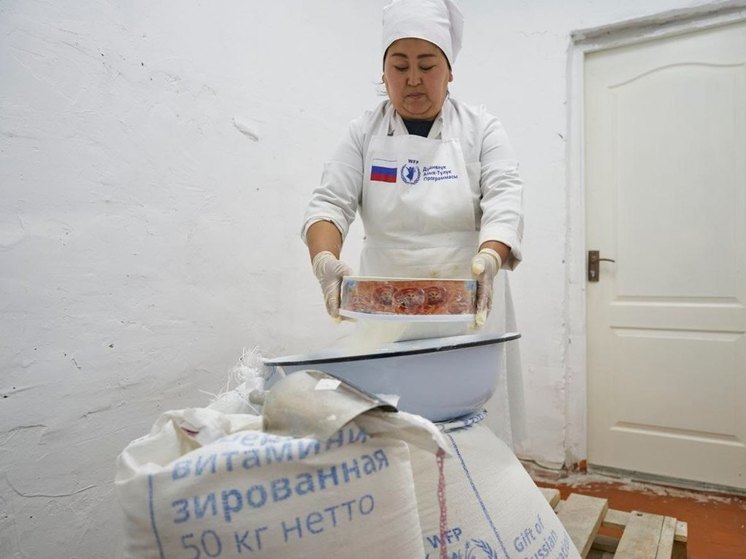 Россия продолжает кормить школьников в Кыргызстане