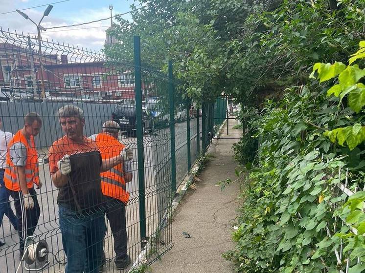 В кубанской столице освобождают от нелегального забора территорию вблизи автовокзала