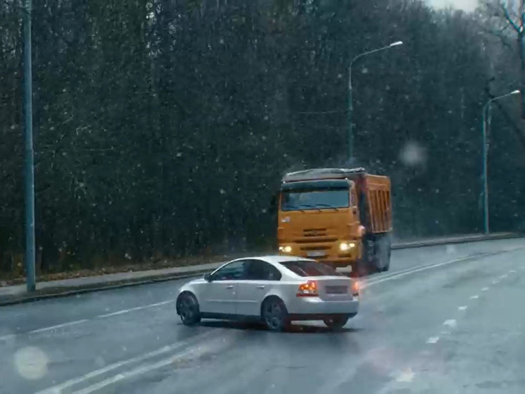 Водителей в Карелии призвали увеличить дистанцию из-за дождя