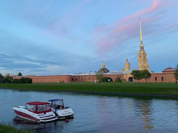 Стены Петропавловской крепости во всю высоту облачили в триколор