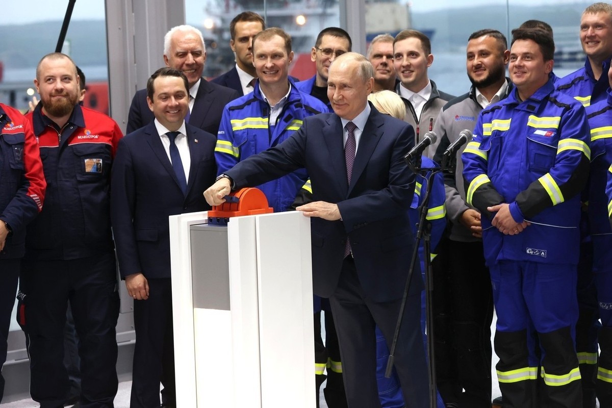 Путин в Мурманске отправил первую СПГ-линию по Севморпути к месту установки