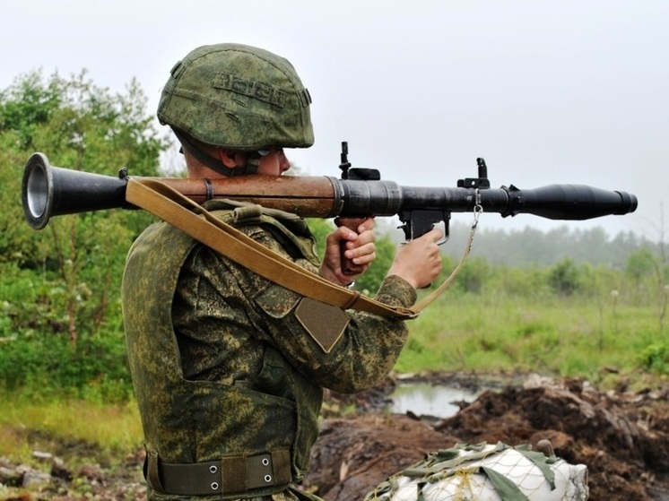 военный с гранатометом