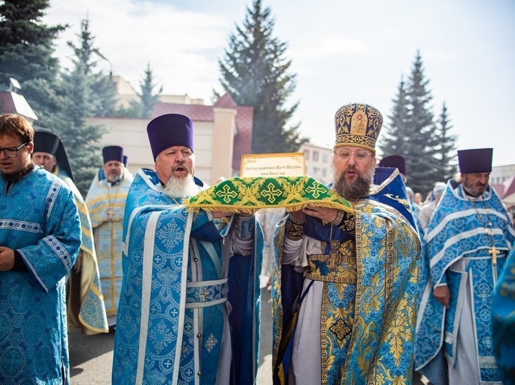 В Челябинск доставили мощи святой Матроны Московской