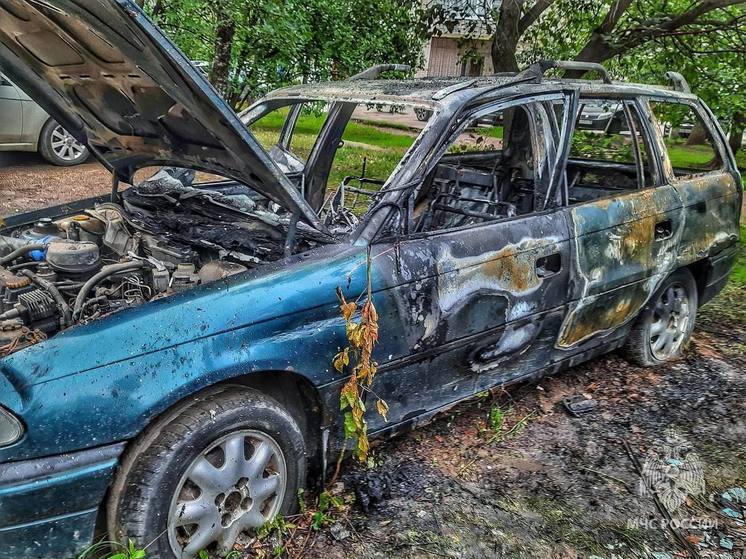 Два автомобиля загорелись в Вологде ночью