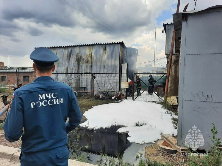 В Новосибирске пожарные предотвратили взрыв складов с топливом