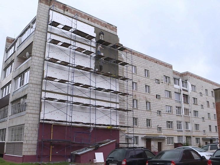 Костромской хэппи-энд: отвалившийся утеплитель в доме на Коммунальной улице вернули на место