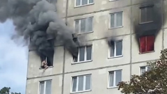 На севере Москвы пожарные потушили огонь в многоэтажке: видео спасения мужчины