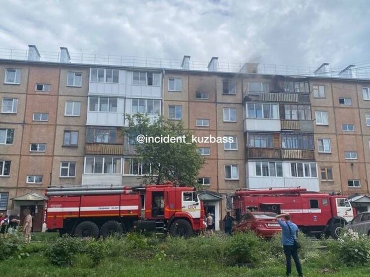 Пожарные съехались к многоквартирному дому в Кемерове