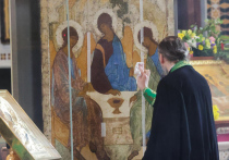 Поздним вечером 19 июля «Троицу» Рублева доставили из храма Христа Спасителя, где она находилась с 4 июня, в Центр Грабаря