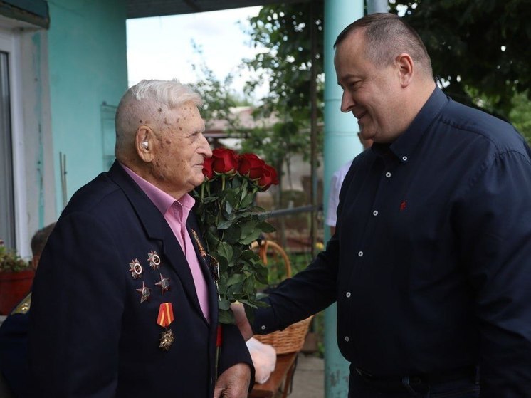 Глава Серпухова поздравил с Днем рождения ветерана Николая Козлова