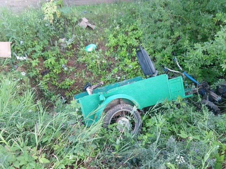 Пьяный мужчина на мотоблока перевернулся в кювет и стал причиной гибели пассажирки