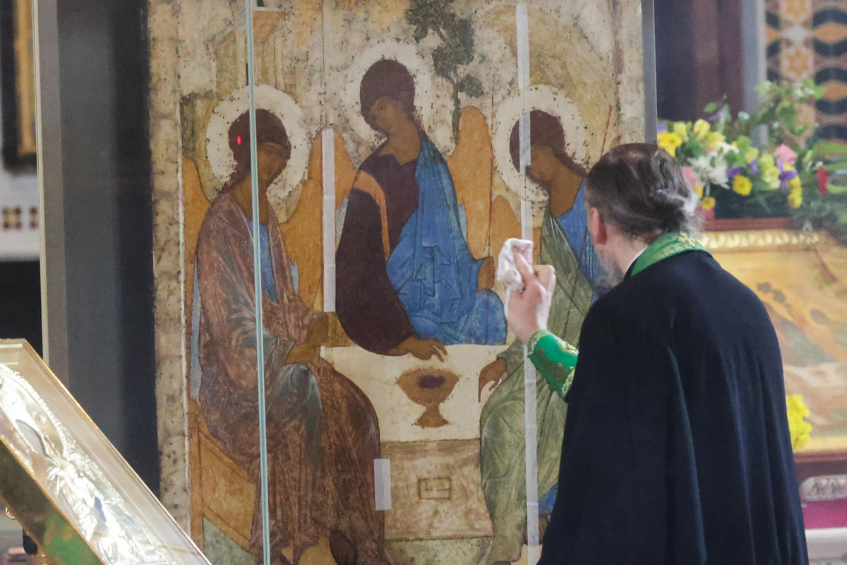 After a stay in the Cathedral of Christ the Savior on Rublev's "Trinity", cracks decreased