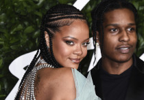 Барбадосская певица Рианна и ее муж, рэпер A$AP Rocky (Раким Майерс) подверглись критике со стороны украинских пользователей из-за цепи с кулоном в виде буквы Z, выполненным из танков