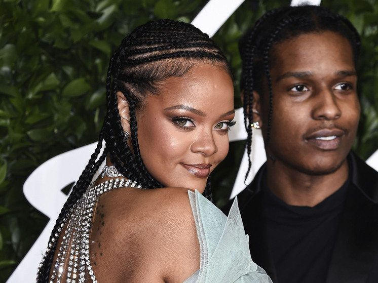 Пользователи раскритиковали Рианну и ее супруга A$AP Rocky за цепь с буквой Z