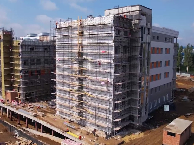 Строители завершают монтаж инженерных сетей в новом перинатальном центре Донецка