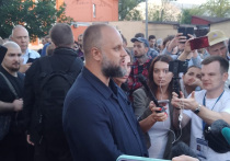 Бывший "народный губернатор" в Донбассе Павел Губарев задержан возле здания Мещанского суда Москвы, который сегодня арестовал экс-министра обороны ДНР Игоря Стрелкова по уголовному делу об экстремизме