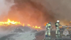 Горящий склад макулатуры в Ростовской области тушат с воздуха: видео