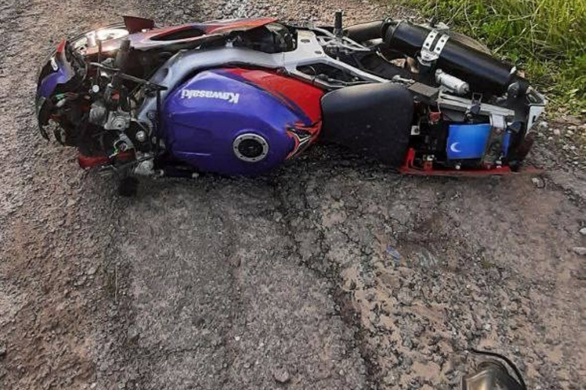 В Калужской области два человека погибли, влетев на мотоцикле под трактор