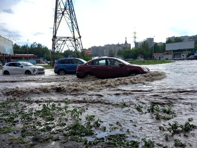 В Новосибирске после сильного ливня 21 июля ушли под воду автомобили