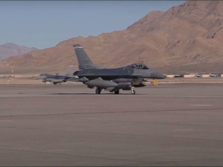 В США назвали сроки начала обучения пилотов ВСУ управлению F-16