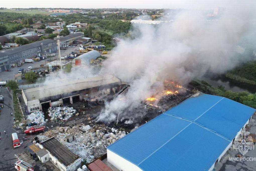 Пожарные ликвидировали открытое горение на складе с макулатурой в Ростовской области