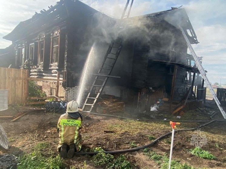  В Енисейске во время пожара в памятнике архитектуры пострадали два мальчика