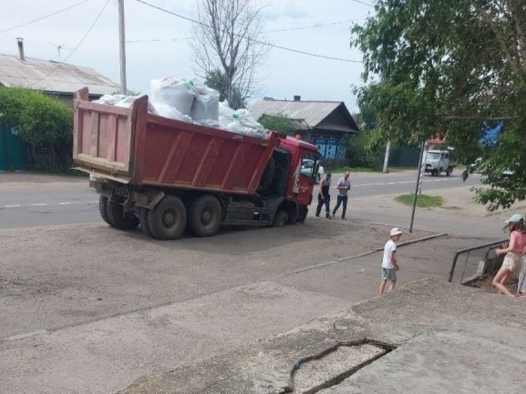 Асфальт провалился под грузовиком на Рахова в Чите, мэрия объяснила причину