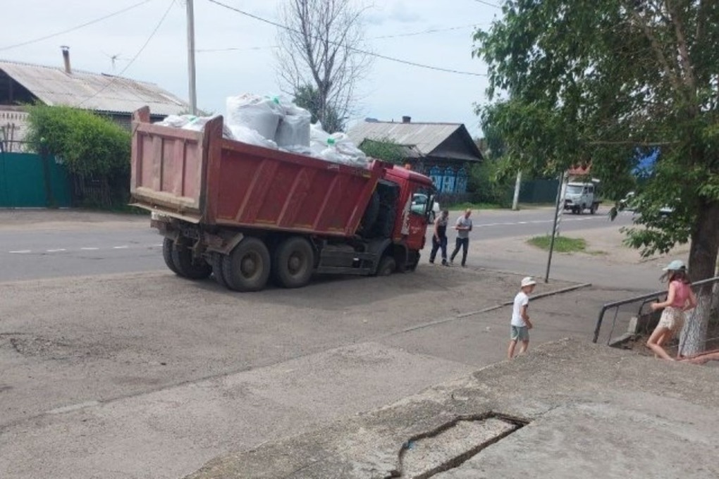Грузовик с асфальтом