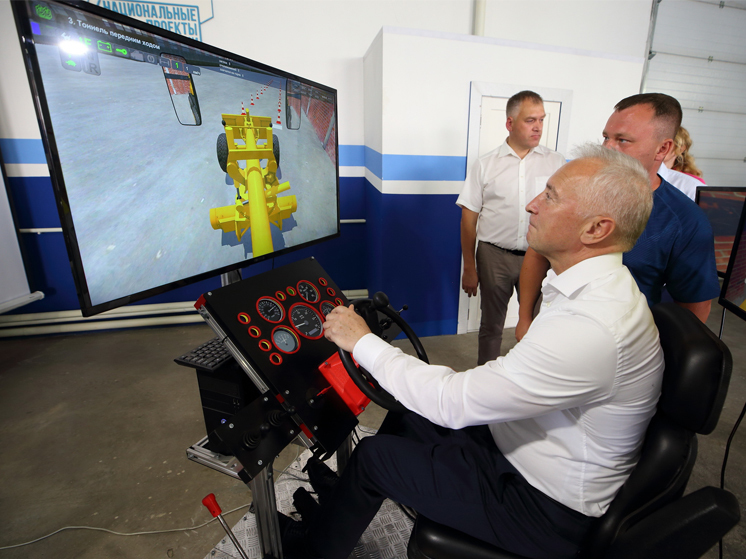 Томский губернатор Владимир Мазур посетил асиновский профтех и испытал себя на современном симуляторе