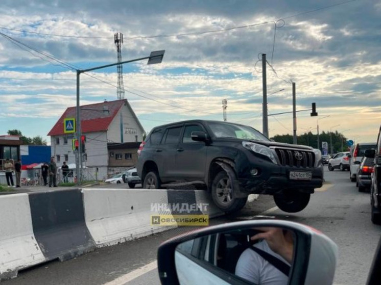 В Новосибирске Toyota повис на бетонном отбойнике около ТЦ «Восток»