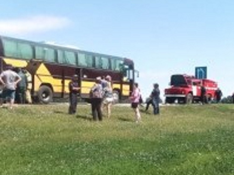 Междугородний автобус загорелся на трассе Барнаул — Бийск