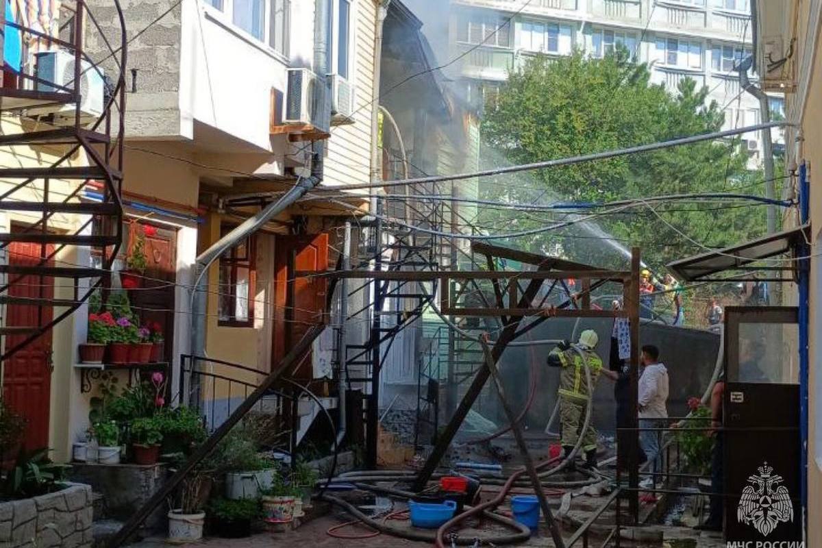В Сочи из горящего здания спасатели эвакуировали 17 человек