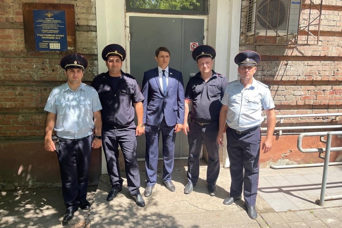 В Краснодаре депутат Гордумы Андрей Арендаренко вместе с полицейскими обошёл дома граждан