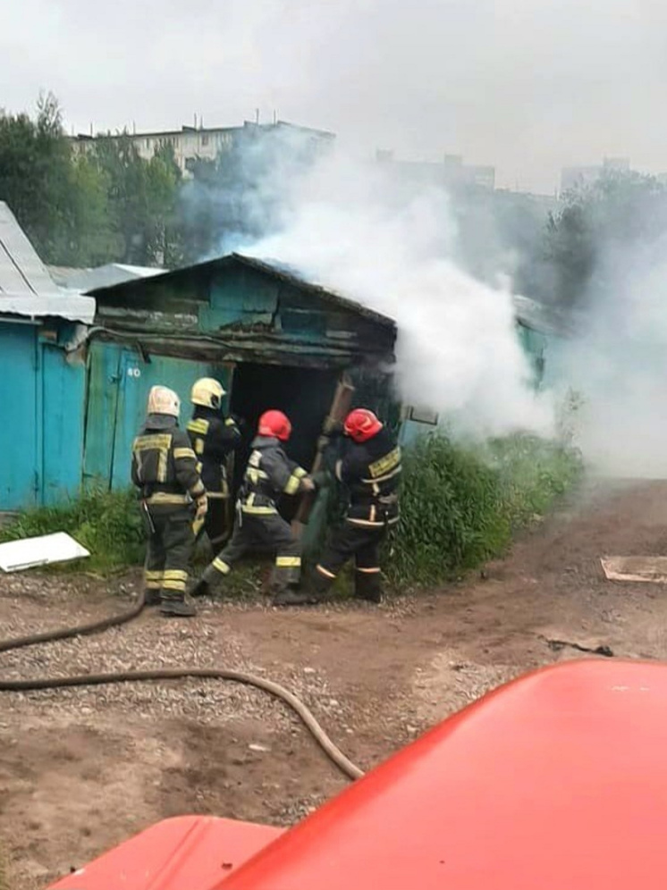 В Мурманске загорелся гараж