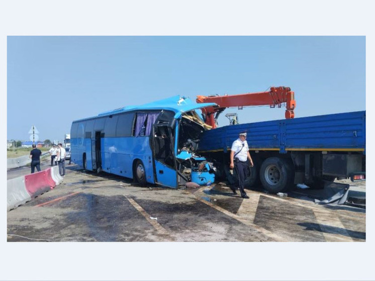 В Кабардино-Балкарии рейсовый автобус столкнулся с КАМАЗом, 12 пострадавших