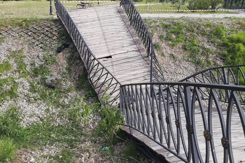 Появились фотографии с места обрушения моста в Луге, где погиб человек