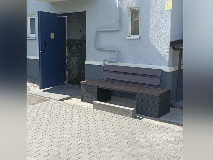 В Правдинске закончили благоустраивать дворовую территорию на улице Кутузова