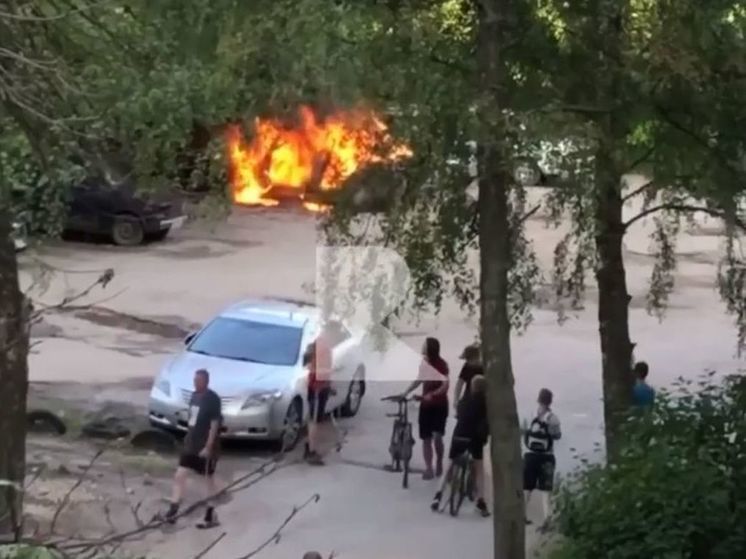 На улице Зубковой в Рязани горит автомобиль