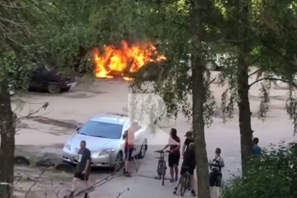 На улице Зубковой в Рязани горит автомобиль