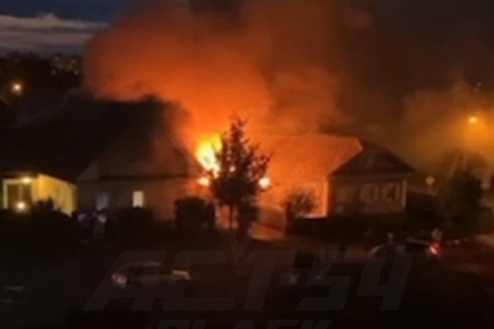 Крупный пожар произошел в частном доме под Новосибирском
