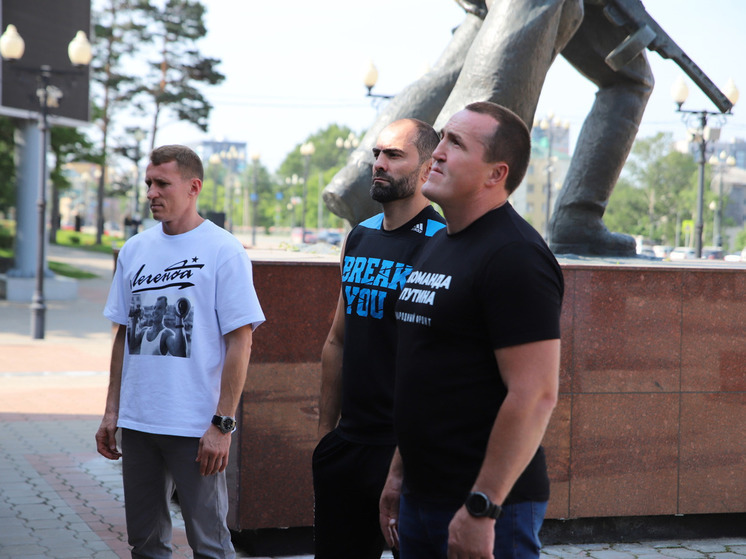 Знаменитые боксеры осмотрели Южно-Сахалинск