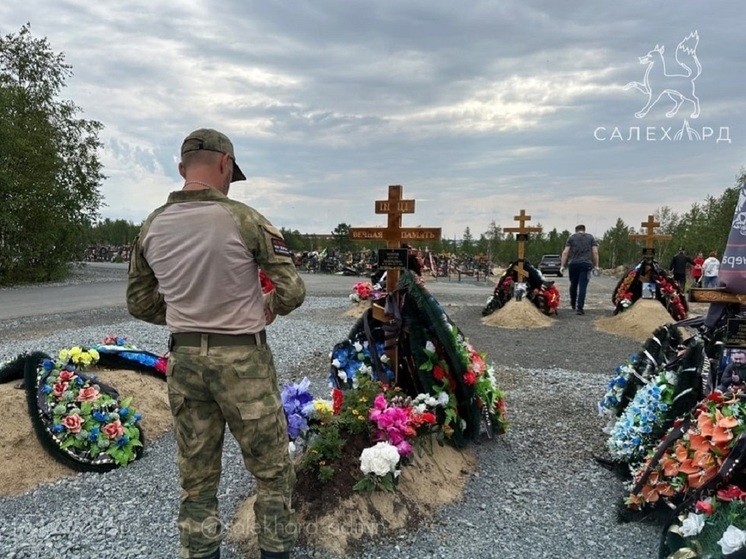В Салехарде боец СВО в первый день отпуска присоединился к субботнику у захоронений на аллее Славы