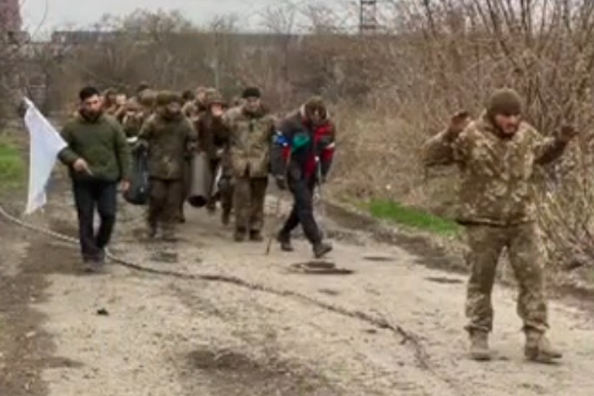 Попал в плен александров. Пленные украинские военные Мариуполь. Украинские солдаты в плену. Украинские ваеные сдавших в рлен.