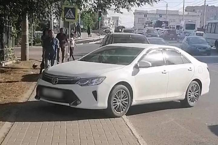 В Астраханской области оштрафовали водителя за парковку на тротуаре
