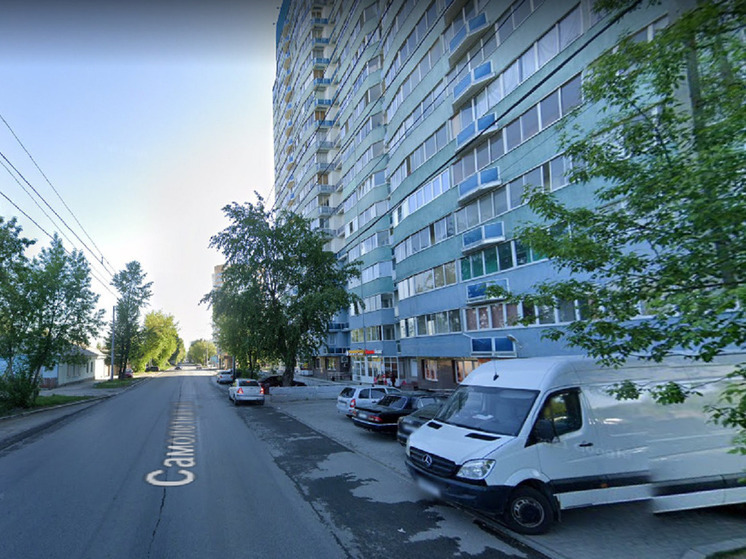 Водитель снес три автомашины на парковке в Екатеринбурге