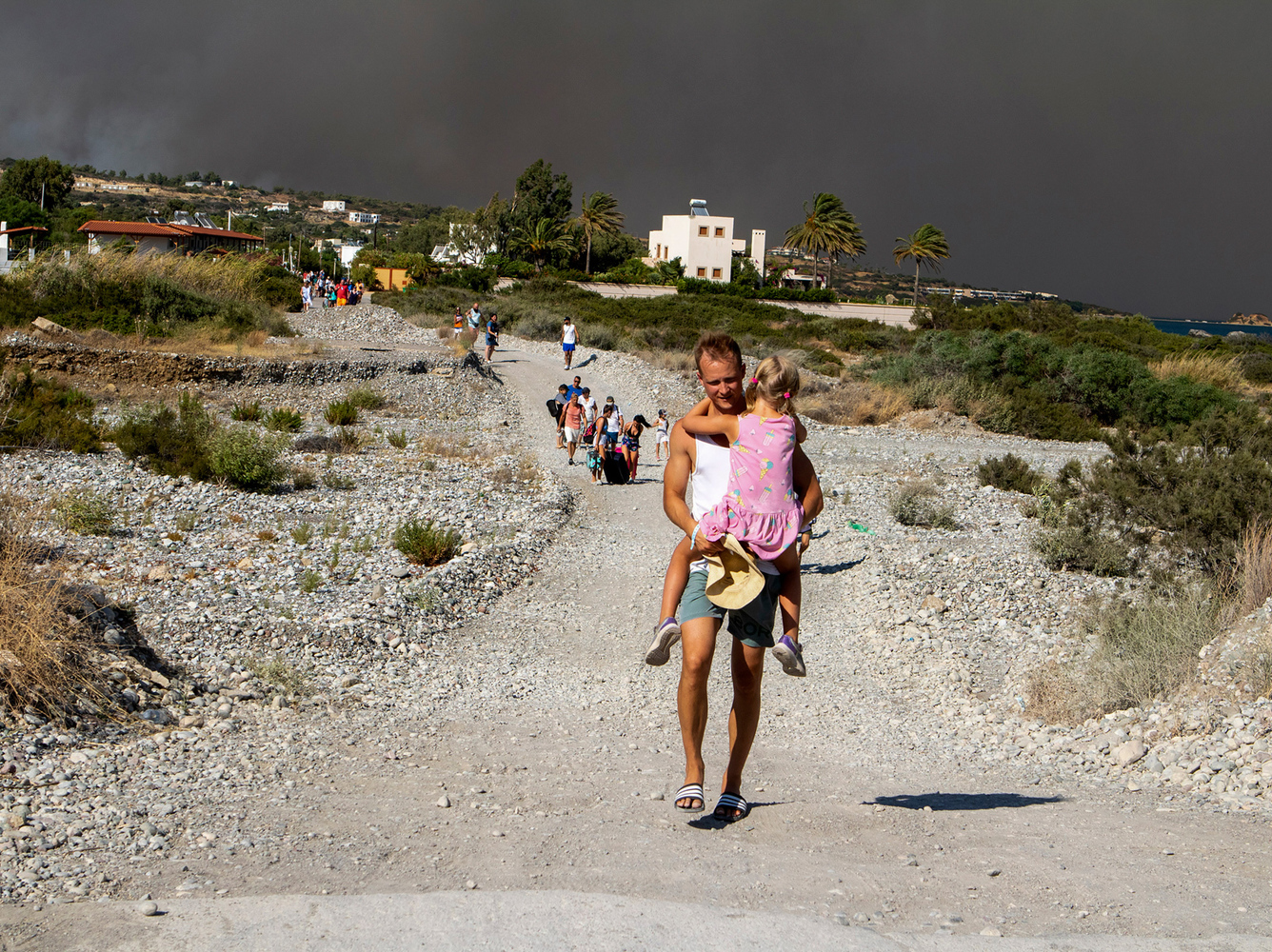 Пожар на Родосе спровоцировал эвакуацию: кадры последствий стихии