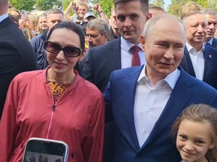 Президенты Путин и Лукашенко поговорили с жителями Кронштадта, собравшимися на площади у собора