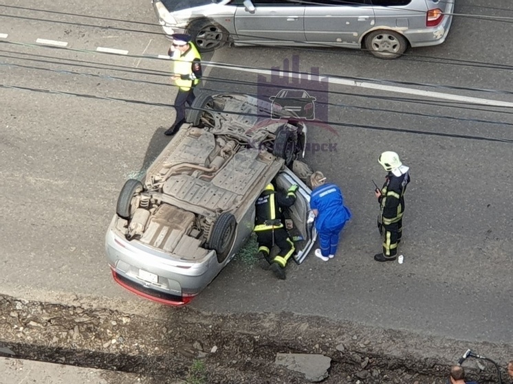 В Красноярске перевернувшийся автомобиль на Киренского привел к огромной пробке