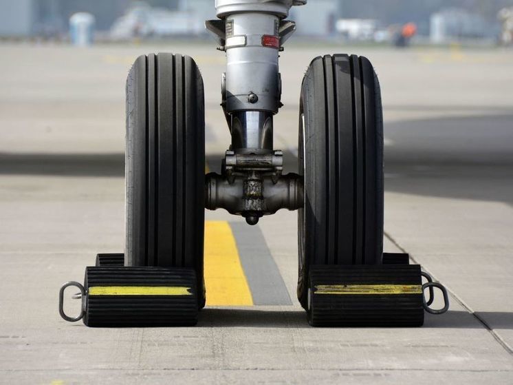 В аэропорту Шереметьево у самолета, прилетевшего из Бишкека, при посадке лопнуло колесо